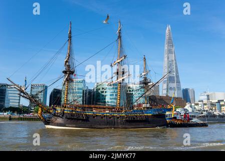 Tower Bridge, London, UK. 8th Aug, 2022. Gotheborg of Sweden is a sailing replica of the Swedish East Indiaman Gotheborg I, launched in 1738, and is visiting London to welcome visitors on board. The wooden replica ship was launched in 2003 and last visited London in 2007. It has navigated up the River Thames in the morning to pass under the opened Tower Bridge before turning and passing back under and heading for Thames Quay in Canary Wharf, where it will be open to visitors. Pushed by tug, passing HMS Belfast, The Shard and More London Stock Photo