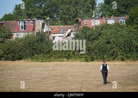 Emergency services at the scene in Galpin's Road in Thornton Heath, south London, where the London Fire Brigade (LFB) report that a house has collapsed amid a fire and explosion. Picture date: Monday August 8, 2022. Stock Photo