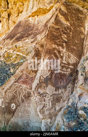 Petroglyphs at tuff outcrop, White River Narrows Archaeological District, Valley of Faces, Basin and Range National Monument, Nevada, USA Stock Photo