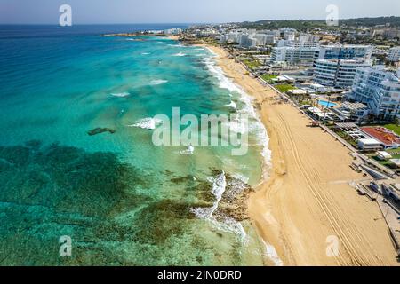 Hotels am Sunrise Beach aus der Luft gesehen, Protaras, Zypern, Europa  |  Sunrise Beach hotels seen from above, Protaras, Cyprus, Europe Stock Photo