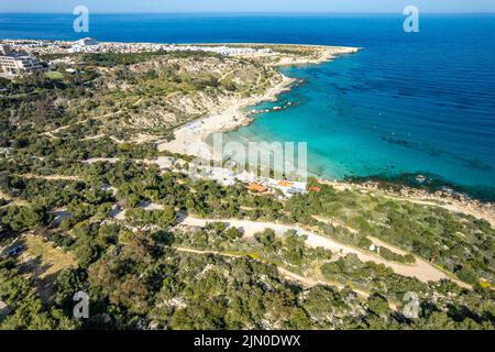 Konnos Beach in Protaras aus der Luft gesehen, Zypern, Europa  |  Aerial view of Konnos Beach in Protaras, Cyprus, Europe Stock Photo