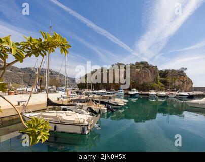 Puerto Deportivo Marina del Este, La Herradura, (near Almuñecar) Granada Province, Andalusia, southern Spain.  The rock is known as Peñon de las Cabal Stock Photo