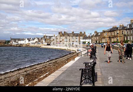 Dundee, Tayside, Scotland, UK. 8th Aug, 2022. UK Weather: A wonderful, sunny day morning with temperatures reaching 21°C in North East Scotland, but strong winds made it difficult for most people to sunbathe at Broughty Ferry. Though a few beach-goers were enjoying themselves on the beach, tourists out sightseeing along the recently constructed promenade as part of the Dundee Waterfront Development Project were not disappointed. Credit: Dundee Photographics/Alamy Live News