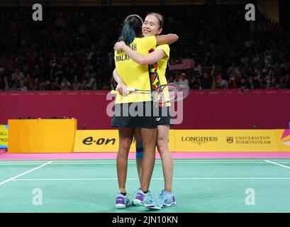 Malaysia's Muralitharan Thinaah and Koong Le Pearly Tan celebrate after winning gold in the the Women's Doubles badminton at The NEC on day eleven of the 2022 Commonwealth Games in Birmingham. Picture date: Monday August 8, 2022. Stock Photo