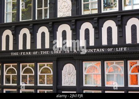 Dentist in Tudor style listed building, The fear of the lord is a fountain of life - Building , 4 Park St, Chester, Cheshire, CH1 1RN, Proverbs14-27 Stock Photo