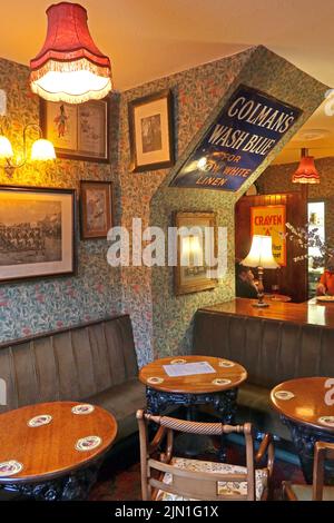Interior of The Albion Inn, Volunteer St / Park St, Chester, Cheshire, England, UK, CH1 1RN Stock Photo