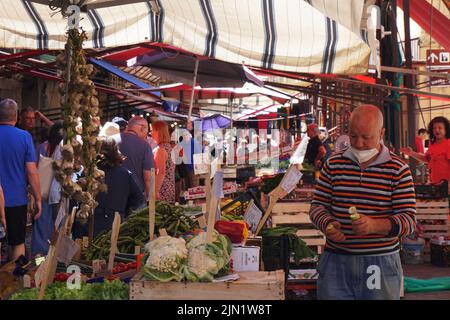 A busy street market in Palermo, Sicily, Italy Stock Photo