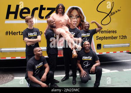 New York, NY, USA. 8th Aug, 2022. Sherri Shepherd promotes her new daytime talk show surprising customers by giving away special Hertz rewards along with items that donÕt fit in her new NYC home from her move from LA to NYC on August 8, 2022 in New York City. Credit: Erik Nielsen/Media Punch/Alamy Live News Stock Photo
