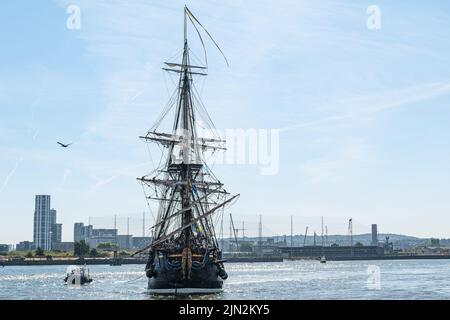 Swedish tall ship Gotheborg (Götheborg of Sweden) approaching Blue Bridge on its way to berth in Thames Quay in the South Dock of Canary Wharf. Stock Photo