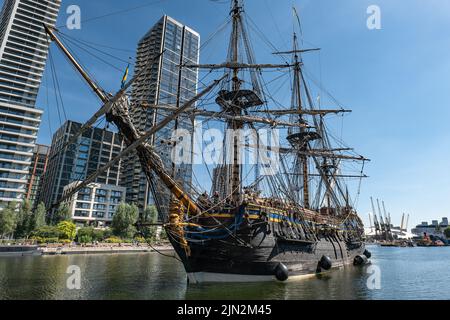 Swedish sailing ship Gotheborg (Götheborg) approaching its berth in Thames Quay, framed by contemporary docklands architecture and the O2 arena. Stock Photo