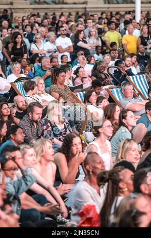 Victoria Square, Birmingham, England, August 8th 2022. - Thousands of spectators pack Victoria Square in Birmingham surrounded by the Council House and Town Hall to watch the closing ceremony of the 2022 Commonwealth Games. Pic by Credit: Michael Scott/Alamy Live News Stock Photo