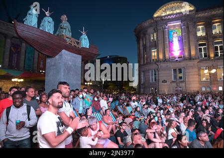 Victoria Square, Birmingham, England, August 8th 2022. - A boy waves a union flag as thousands of spectators crammed in to Victoria Square in Birmingham to watch the closing ceremony of the 2022 Commonwealth Games. Pic by Credit: Stop Press Media/Alamy Live Newsr Stock Photo