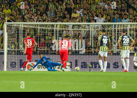 ISTANBUL, TURKIYE - AUGUST 8: Antonio Mrsic of Umraniyespor scores penalty against Goalkeeper Altay Bayindir of Fenerbahce SK during the Turkish Super Lig match between Fenerbahce SK and Umraniyespor at Ulker Fenerbahce Sukru Saracoglu Stadyumu on August 8, 2022 in Istanbul, Turkiye (Photo by /Orange Pictures) Stock Photo