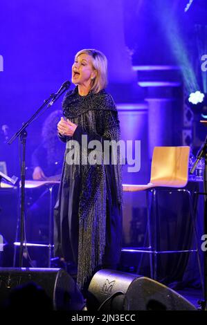 FILE PICS: Olivia Newton-John 1948-2022. LONDON, ENGLAND - JANUARY 26: Olivia Newton-John performing at Union Chapel on January 26, 2017 in London, England.CAP/MAR © MAR/Capital Pictures /MediaPunch ***NORTH AND SOUTH AMERICAS ONLY*** Credit: MediaPunch Inc/Alamy Live News Stock Photo
