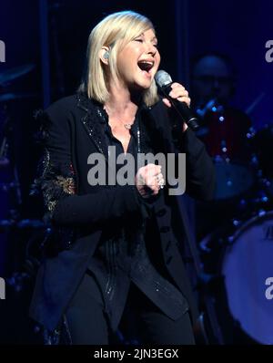 FILE PICS: Olivia Newton-John 1948-2022. Atlanta, GA, USA. 9th Apr, 2017. Olivia Newton-John performs at Cobb Energy Center in Atlanta, Georgia on April 9, 2017. Credit: Chris Mc Kay/Media Punch/Alamy Live News Credit: MediaPunch Inc/Alamy Live News Stock Photo