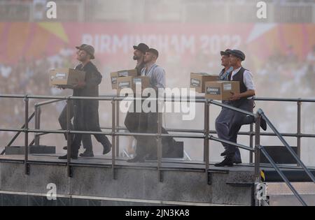 Birmingham, England, 8th August 2022. Performers during the Commonwealth Games closing ceremony at Alexander Stadium. Picture credit should read: Paul Terry Credit: Paul Terry Photo/Alamy Live News Stock Photo