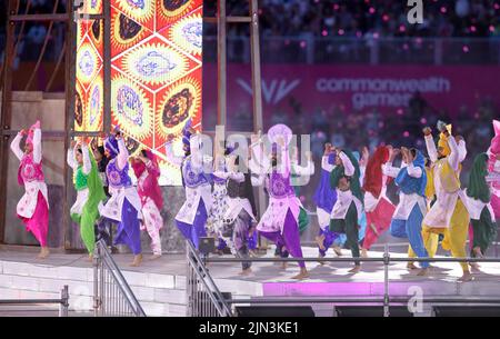 Birmingham, England, 8th August 2022. Dancers perform during the Commonwealth Games closing ceremony at Alexander Stadium. Picture credit should read: Paul Terry Credit: Paul Terry Photo/Alamy Live News Stock Photo