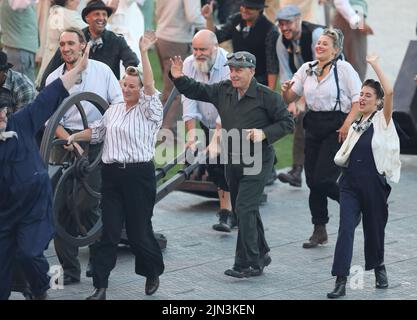 Birmingham, England, 8th August 2022. Performers during the Commonwealth Games closing ceremony at Alexander Stadium. Picture credit should read: Paul Terry Credit: Paul Terry Photo/Alamy Live News Stock Photo