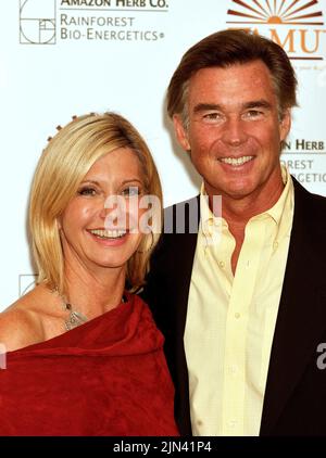 File photo dated 02/10/09 of Olivia Newton-John with her husband John Easterling who spoke on behalf of the Amazon Center for Environmental Education and Research (ACEER) to help promote the Princes Rainforest Project in London. Dame Olivia Newton-John has died at the age of 73, her widower has confirmed. The British-born singer died 'peacefully' at her ranch in Southern California on Monday morning, surrounded by family and friends. Issue date: Tuesday August 9, 2022. Stock Photo