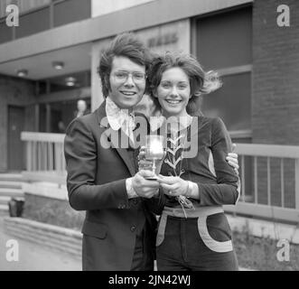 File photo dated 12/02/71 of Cliff Richard and Olivia Newton-John, who presented The Disc and Music Echo 1971 Valentine Awards in a ceremony at the Hall of the Worshipful Company of Bakers, London. Dame Olivia Newton-John has died at the age of 73, her widower has confirmed. The British-born singer died 'peacefully' at her ranch in Southern California on Monday morning, surrounded by family and friends. Issue date: Tuesday August 9, 2022. Stock Photo