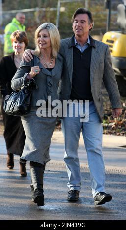 Dame Olivia Newton-John has died at the age of 73, File phot dated 14/01/09 of Olivia Newton-John and her husband John Easterling during a visit to the Oncology department at Addembrooke's Hospital in Cambridge, Cambridgeshire. Dame Olivia Newton-John has died at the age of 73, her widower has confirmed. The British-born singer died 'peacefully' at her ranch in Southern California on Monday morning, surrounded by family and friends. Issue date: Tuesday August 9, 2022. Stock Photo