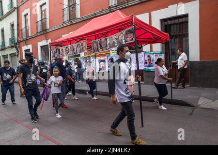 Mexico City, CDMX, Mexico. 8th Aug, 2022. The Collective Hasta encontrarles (Until Finding Them) CDMX symbolically closed the Executive Commission for Attention to Victims of Mexico City (CEAVI for its acronym in Spanish). They denounced omissions and negligence on the part of said institution in the face of the request for attention from the families of disappeared persons, specifically Herminia Valverde Morales, who is currently hospitalized and is the mother of Mariela Vanessa Valverde, missing since April 27, 2018. Credit: ZUMA Press, Inc./Alamy Live News Stock Photo