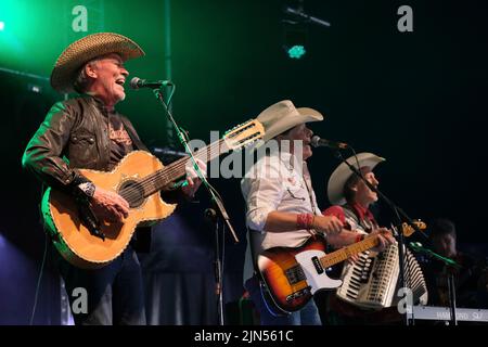 Paul Young and Jamie Moses of Los Pacaminos performing at the Wickham Festival, Hampshire, UK. August 4, 2022 Stock Photo