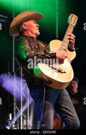 Paul Young of Los Pacaminos performing at the Wickham Festival, Hampshire, UK. August 4, 2022 Stock Photo