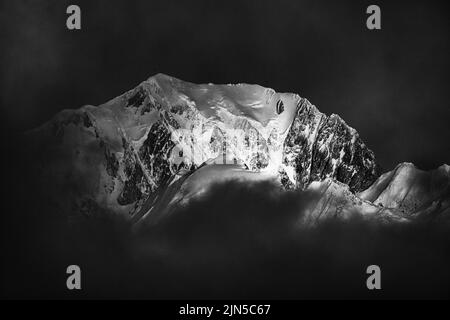 Le Mont Blanc est le plus haut sommet d'europe et de  France, il se trouve sur la commune de Saint-Gervais. Stock Photo