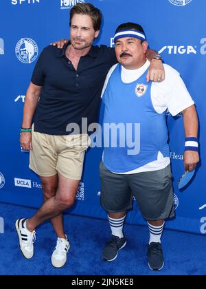 ELYSIAN PARK, LOS ANGELES, CALIFORNIA, USA - AUGUST 08: American actor Rob Lowe and Mexican-American talk show personality Guillermo Rodriguez arrive at Kershaw's Challenge Ping Pong 4 Purpose 2022 held at Dodger Stadium on August 8, 2022 in Elysian Park, Los Angeles, California, United States. (Photo by Xavier Collin/Image Press Agency) Stock Photo