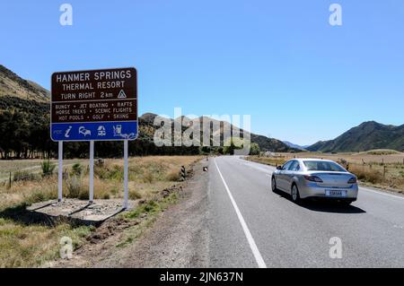 Road to Hanmer  Springs, a thermal hot springs & Spa resort in the Canterbury region, close to the Southern Alps n New Zealand Stock Photo