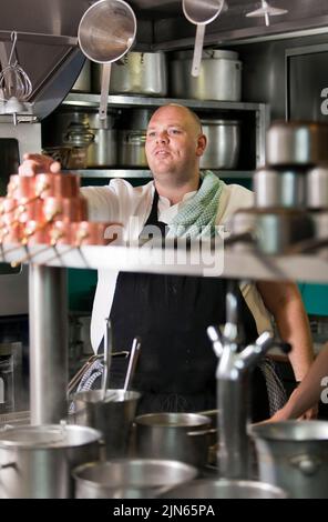 Tom Kerridge in the kitchen at the Hand & Flowers, his 2 Michelin Star pub Stock Photo