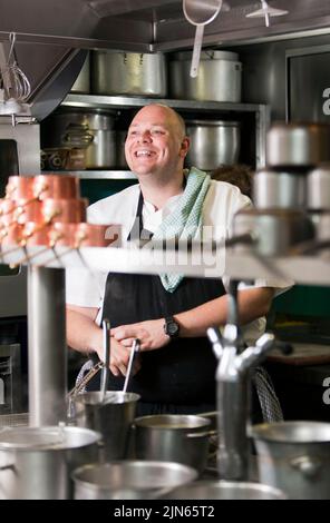 Tom Kerridge in the kitchen at the Hand & Flowers, his 2 Michelin Star pub Stock Photo