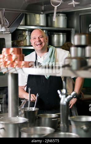 Tom Kerridge in the kitchen at the Hand & Flowers, his 2 Michelin Star pub Stock Photo