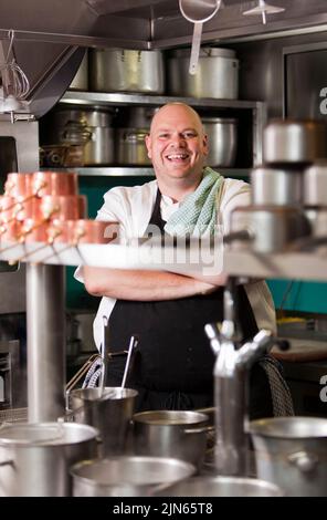 Tom Kerridge in the kitchen at the Hand & Flowers, his 2 Michelin Star pub Stock Photo