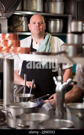 Tom Kerridge in the kitchen at the Hand & Flowers, his 2 Michelin Star pub Stock Photo