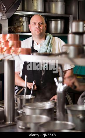 Tom Kerridge in the kitchen at the Hand & Flowers, his 2 Michelin Star pub Stock Photo