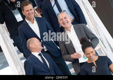 09 August 2022, Hessen, Frankfurt/Main: Oliver Bierhoff (top to bottom), DFB Managing Director, Bernd Neuendorf, DFB President, German Chancellor Olaf Scholz (SPD) and Célia ·a·i·, DFB Vice President for Equality and Diversity, walk down a flight of stairs during a visit to the DFB campus. Photo: Sebastian Gollnow/dpa Stock Photo