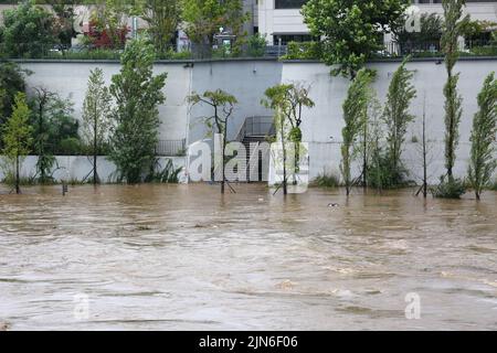 Seoul, South Korea. 9th Aug, 2022. Trees and stairs along the Han River are flooded due to heavy rains in Seoul, South Korea, Aug. 9, 2022. Eight people were killed and six others went missing as South Korea's metropolitan region was pounded by heavy rains, the Central Disaster and Safety Countermeasures Headquarters said Tuesday. Over 100 millimeters per hour of rains hit the capital Seoul, the western port city of Incheon and Gyeonggi province, which surrounds Seoul, on Monday night. Credit: Wang Yiliang/Xinhua/Alamy Live News Stock Photo