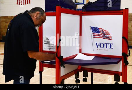 Racine, Wisconsin, USA. 9th Aug, 2022. A man votes in Wisconsin's primary election at the Tyler-Domer Community Center in Racine, Wisconsin Tuesday August 9, 2022. The two races getting the most attention are the Democratic primary in the Senate race to face incumbent Sen. Ron Johnson (R-Wis) and the Republican primary in the gubernatorial race to run against incumbent Gov. Tony Evers (Credit Image: © Mark Hertzberg/ZUMA Press Wire) Stock Photo