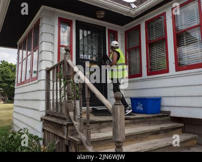 Milwaukee, Wisconsin, USA. 7th Aug, 2022. Anita Winston knocks on a door to encourage the residents to materials vote during WisconsinÃs Partisan Primary Election. (Credit Image: © Sue Dorfman/ZUMA Press Wire) Stock Photo