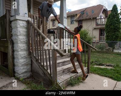 Milwaukee, Wisconsin, USA. 7th Aug, 2022. Ronniesha Mallet hands literature to a possible voter as part of a get out the vote effort in one of MilwaukeeÃs neighborhoods. (Credit Image: © Sue Dorfman/ZUMA Press Wire) Stock Photo