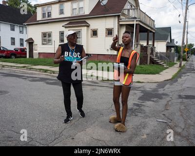 Milwaukee, Wisconsin, USA. 7th Aug, 2022. Anita Winston and Ronniesha Mallet discuss where to next knock on doors to encourage voters to go to the polls for WisconsinÃs Partisan Primary Election. (Credit Image: © Sue Dorfman/ZUMA Press Wire) Stock Photo
