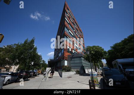 Outside view of the Prevention Assistance and Temporary Housing (PATH) Department of Homeless Services (DHS) Assessment Shelter intake center in the Bronx borough of New York City, August 9, 2022. Texas Gov. Gregg Abbott has been busing asylum seekers to New York City, where upon they have been received and are processed through PATH into the New York City's homeless shelter; the Biden administration announced it is ending the Trump-era ‘Remain in Mexico' policy today allowing asylum seekers to enter the United States.(Photo by Anthony Behar/Sipa USA) Stock Photo