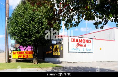 Tulsa Oklahoma 10-14-2017 Wedding Rings on Sale sign at Diamond Jims Pawn Shop on Harvard Avenue in.jpg Stock Photo