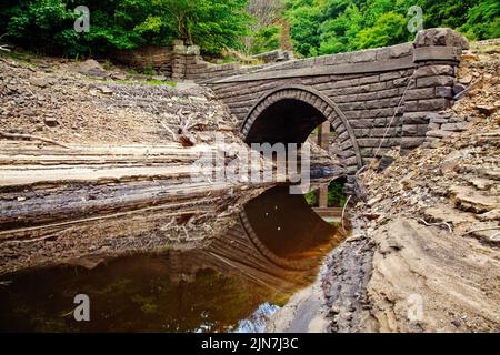 Dry drought conditions at ladybower reservoir Stock Photo
