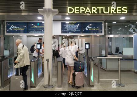London, UK, 9 August 2022: passengers for Eurostar are being warned to arrive early for their train departure due to slow check-in times and delays at security because of staff shortages. Some trains are also running late due to the hot weather. Anna Watson/Alamy Live News Stock Photo