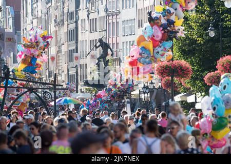 Gdansk, Poland. 9th August 2022. Crowds of tourists on Ulica Dluga (Long Lane) and Dlugi Targ (Long Market) in Main City in historic centre of Gdansk © Wojciech Strozyk / Alamy Live News Stock Photo