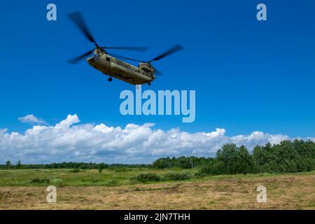 A New York Army National Guard CH-47 Chinook takes off with a simulated air medevac mission during eXportable Combat Training Capability 22-01 July 21, 2022, on Fort Drum, NY. (U.S. Army photo by Sgt. 1st Class Darron Salzer, First Army Division East) Stock Photo