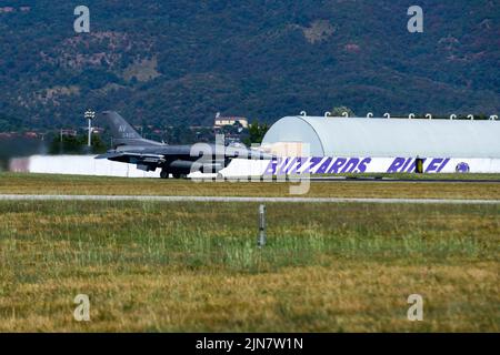 A U.S. Air Force F-16 Fighting Falcon assigned to the 510th Fighter Squadron lands after a training sortie at Aviano Air Base, Italy, Aug. 8, 2022. The 510th FS provides combat air power to U.S. and NATO combatant commanders in order to meet national security objectives. (U.S. Air Force photo by Senior Airman Brooke Moeder) Stock Photo